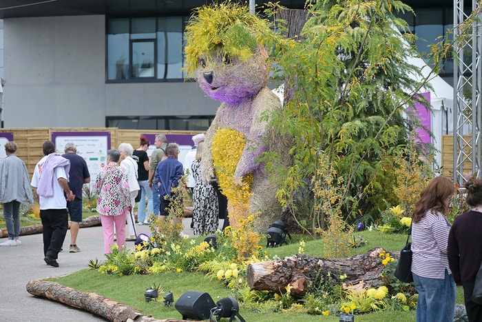 Un ourson géant et fleuri, dans la "prairie fantastique".