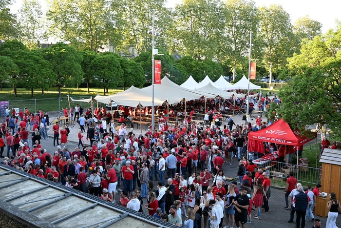 Les premiers spectateurs sont arrivés dès la fin d'après-midi.