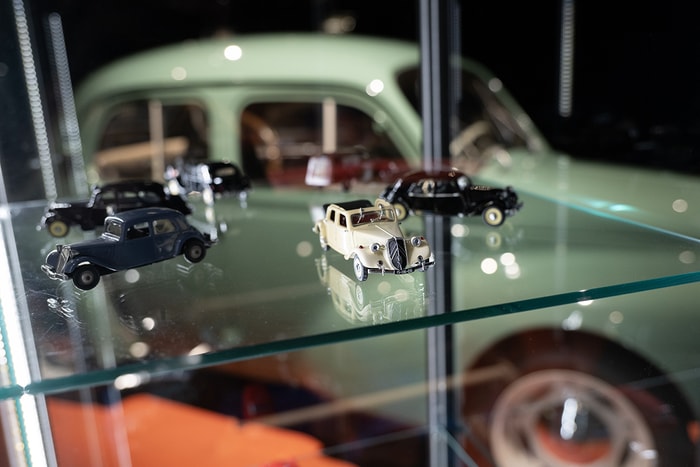 Dans la nouvelle exposition du Musée national de l'automobile, les miniatures à l'échelle 1/43 côtoient des voitures, bien réelles, à l'échelle 1.