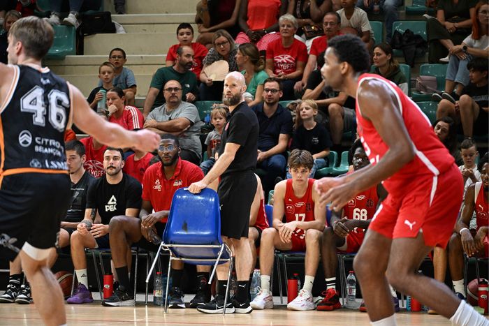 Frank Kuhn (au centre) est entraîneur des Mulhouse Mustangs, pour la deuxième saison.