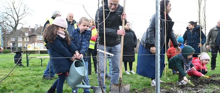 Les élèves de l'école maternelle Haut-Poirier ont participé à la plantation de la haie.