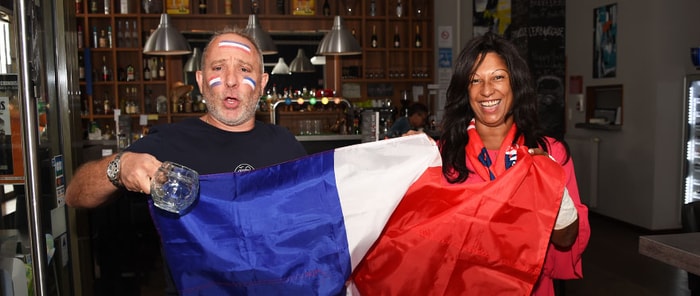 Ambiance garantie au pied de la tour de l'Europe au café l'Embuscade.