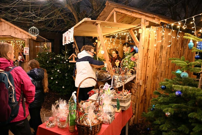 Des produits faits main sont proposés : bredalas, confitures, bougies, décorations, objets en bois...