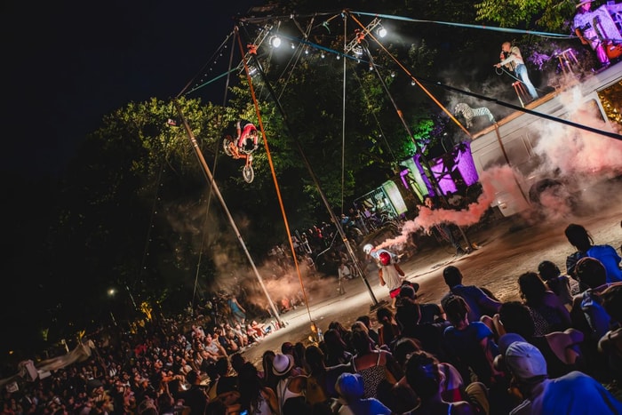 32 spectacles dont "Burn Out" de La Contrebande, vendredi 10 et samedi 11 juillet à 23h, place de la Réunion. 