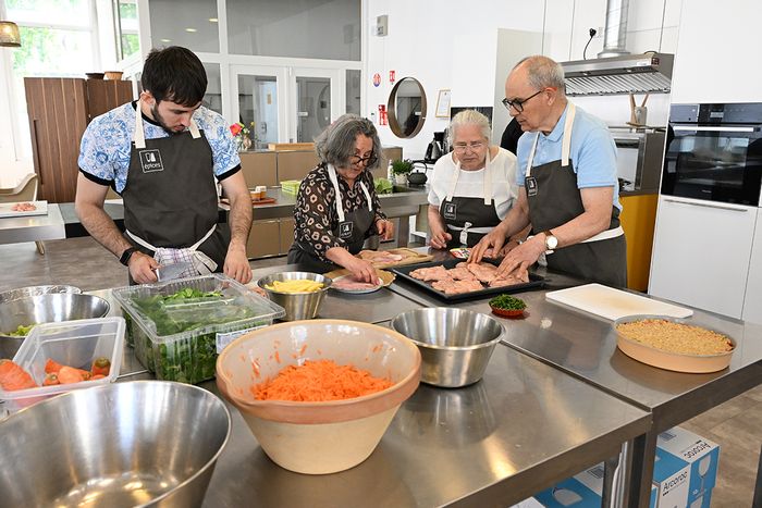 À La Madeleine de tous, jeunes et moins jeunes partagent un moment en cuisine et créent du lien social.
