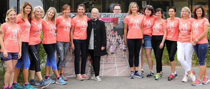 Photo de famille avec le maire de Mulhouse, Michèle Lutz, avant le dernier entraînement collectif.
