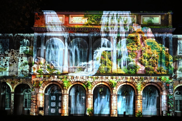 Spectacle son et lumière projeté sur la façade de la Société industrielle de Mulhouse.