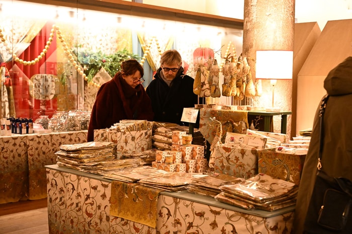 L'étoffe de Noël est disponible au mètre et déclinée sous (presque) toutes ses formes.