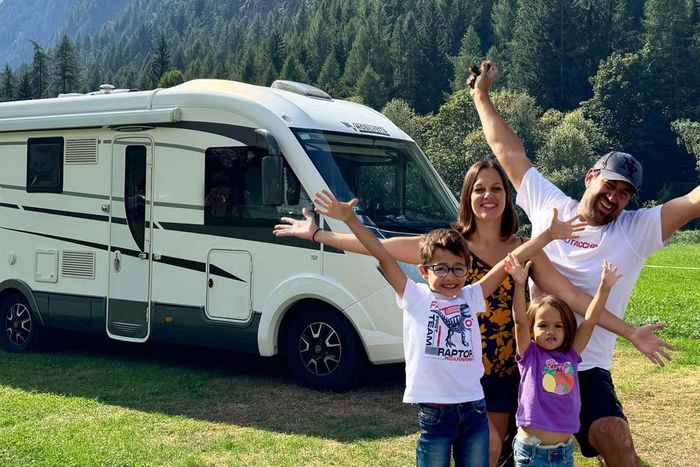 Parmi les vanlifers invités à témoigner, Carnet de plume, une famille qui sort d'une année d'aventure à travers l'Europe et la Turquie.