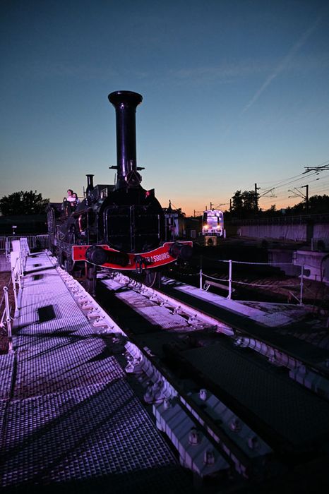 La légendaire locomotive à vapeur Crampton est l'une des stars du spectacle.