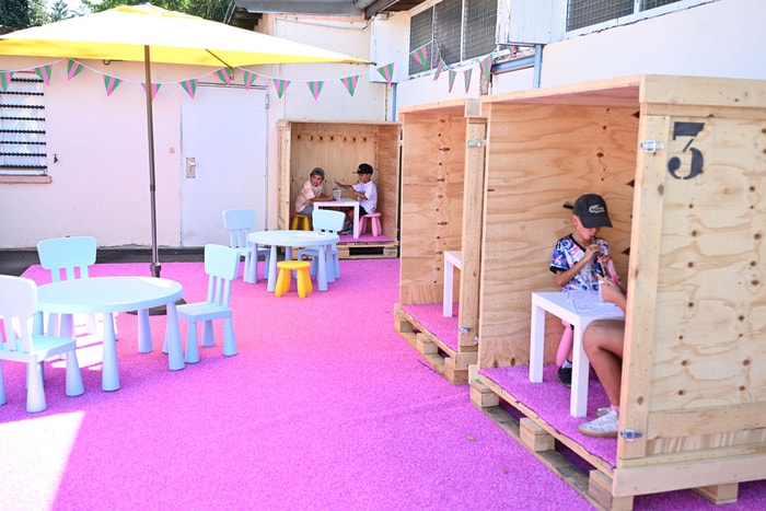 Un espace détente dédié aux enfants est également proposé.