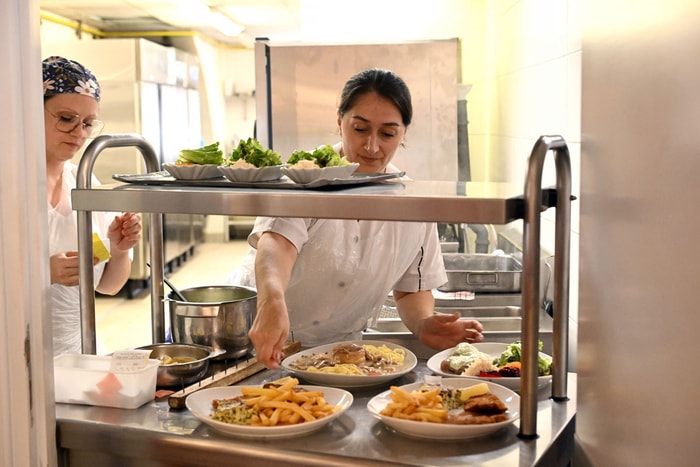 Neuf personnes, en salle comme en cuisine, composent l'équipe du restaurant et du bar à tartines. 