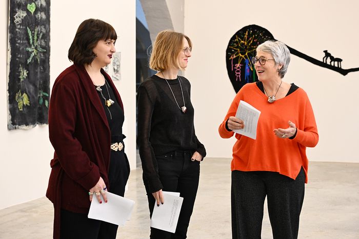 L’exposition est placée sous le commissariat des artistes Marianne Marić et Mireille Blanc, ainsi que de la directrice de La Kunsthalle, Sandrine Wymann (de g. à d.).