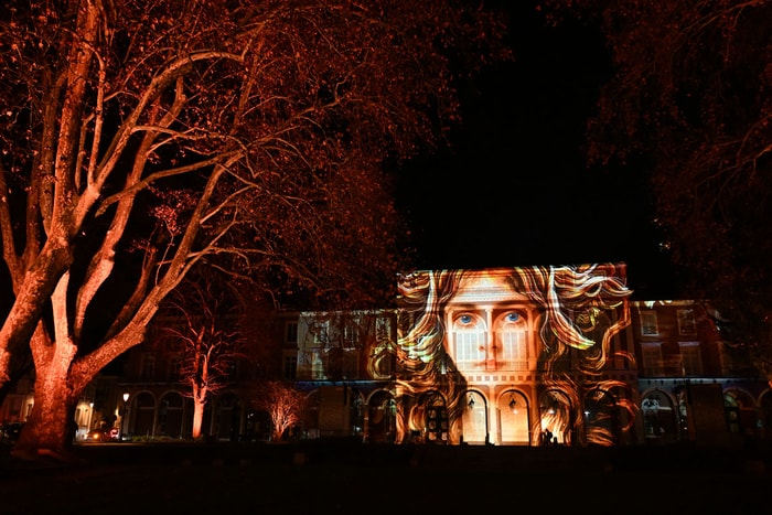 Spectacle son et lumière projeté sur la façade de la Société industrielle de Mulhouse.