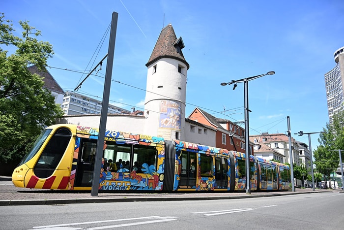 Signe Rani Tram L'artiste Fernand Kayser signe la rame des 20 ans du tram | M+