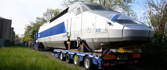 Le TGV 325 est arrivé par convois exceptionnels.