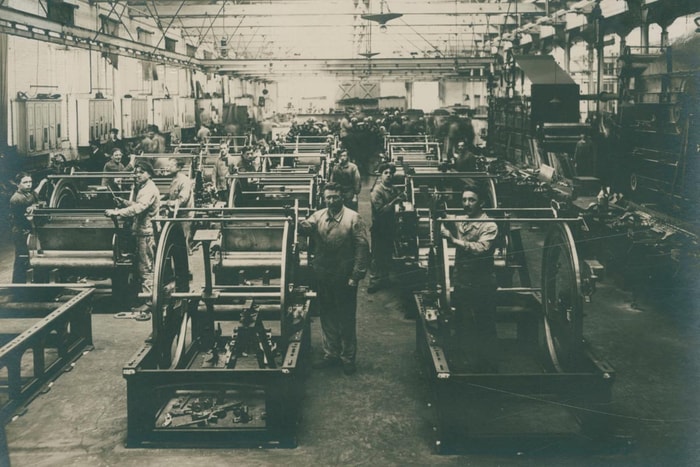 Un atelier d’assemblage de métiers à tisser de la SACM au début du XXème siècle.