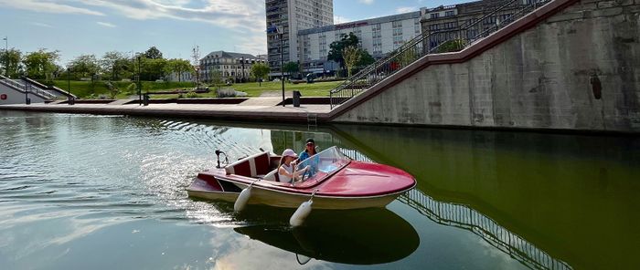 Le bateau, idéal pour chercher la fraîcheur et redécouvrir le quartier gare sous un autre angle.