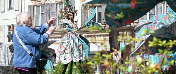 La décoration de la place de la Réunion a été imaginée par la créatrice textile Marie-Jo Gebel.
