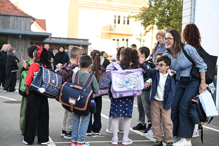 Les derniers au revoir avant d'entrer en classe.