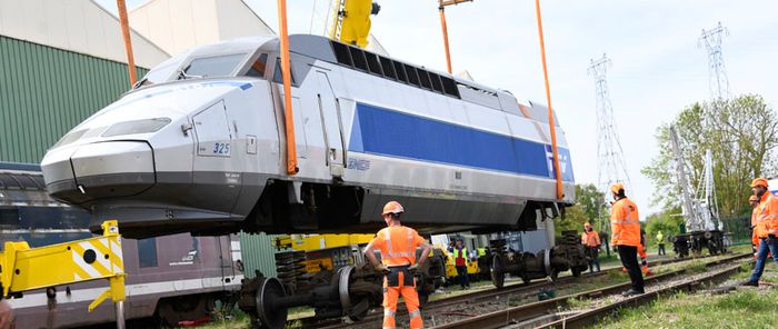 Deux camions-grues ont été nécessaires pour décharger la motrice.