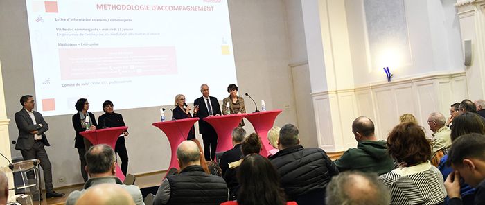 Le maire et son équipe ont présenté les grandes lignes des aménagements aux commerçants et artisans.