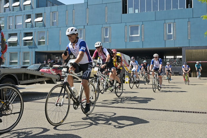 La vingtaine de cyclistes a pris le départ de Mulhouse, direction Saint-Dié, dans le cadre de l'Orphéo Tour, au profit des orphelins de la police.