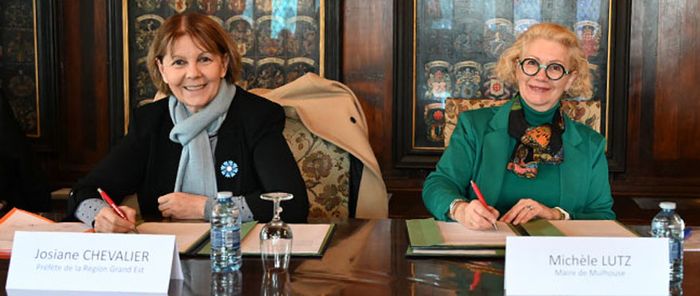 Josiane Chevalier, préfète de la Région Grand Est et Michèle Lutz, maire de Mulhouse, signent la nouvelle convention.