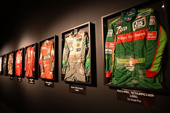 Les visiteurs peuvent aussi découvrir des casques et combinaisons ayant appartenus aux pilotes. 