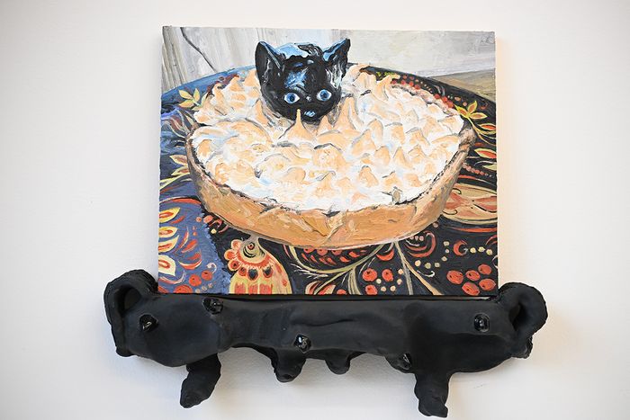 La photographie d’une tête de chat en porcelaine par Marianne Marić est ainsi devenue une peinture de Mireille Blanc…