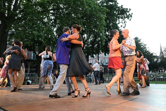Samedi soir, le cadre majestueux du square de la Bourse sera le théâtre du premier Tango d'été.