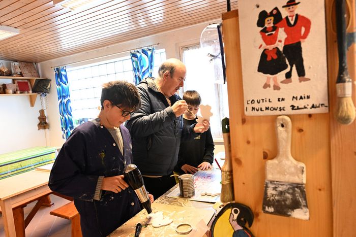 A L'Outil en main, les enfants font eux-mêmes, guidés par les bénévoles. 