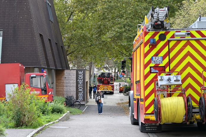 Plusieurs véhicules et une vingtaine de pompiers ont participé à un exercice, à la bibliothèque Grand'Rue.