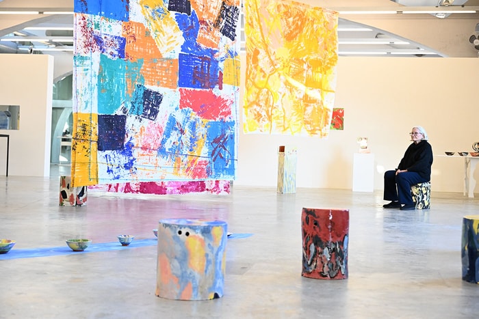 Le public est invité à s'asseoir sur les tabourets en céramique de François Bauer.