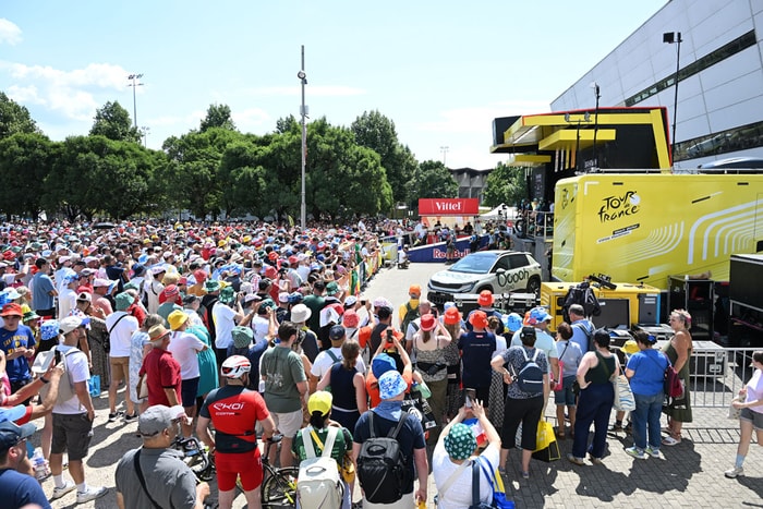 La foule des grands jours devant le Palais des sports.