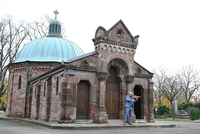 Le violoniste David Zuccolo anime une visite guidée au cimetière central de Mulhouse, samedi 16 mai.