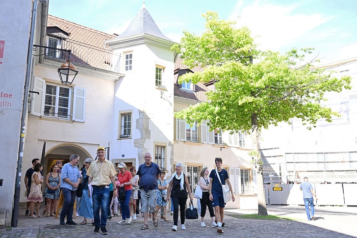 De nombreuses visites guidées sont proposées, tout au long de l'année, par des guides conférenciers.