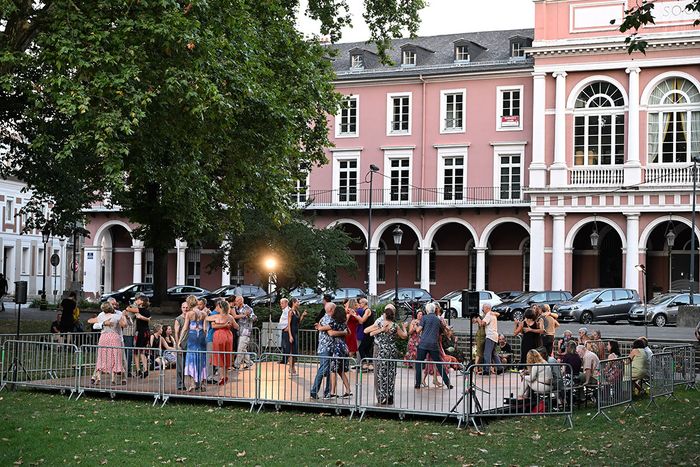 Les arcades du square de la Bourse offrent un cadre idéal aux Tangos d'été.