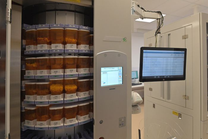 Les deux robots permettent de produire, de façon automatisée, les doses de médicaments à administrer aux patients. 