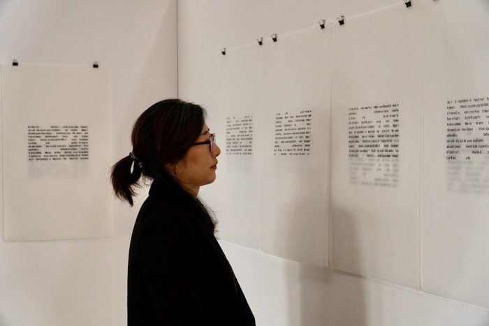 L'artiste Hyesung Jung mêle la calligraphie et la peinture.