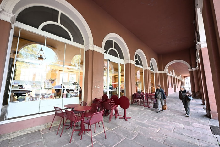 Lorsque les températures seront plus clémentes, les clients pourront profiter de la terrasse, qui donne sur le square de la Bourse.