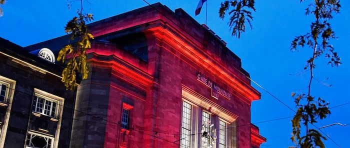 La Gare est l'un des premiers édifices mulhousiens à disposer d'un éclairage spécifique.