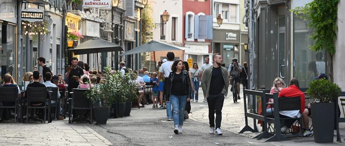 La rue de l'Arsenal piétonne accueille de nombreuses terrasses cet été.