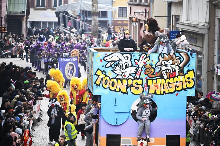 73e Cavalcade internationale des fous dimanche après-midi.