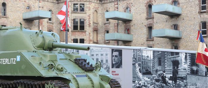 Le char Austerlitz au coeur de l'ancienne caserne Lefebvre, en souvenir de l'histoire.
