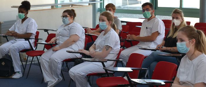 Une partie des étudiants infirmiers et élèves aides-soignants étaient réunis hier à l'hôpital Emile Muller.