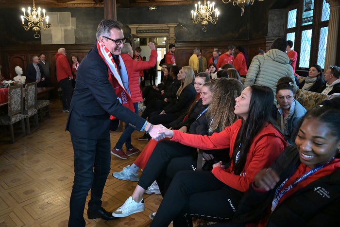 Le maire Frédéric Marquet a félicité les joueuses, en anglais !