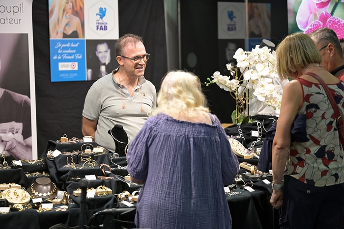 Un tour chez un vendeur de bijoux pour trouver la perle rare.