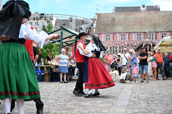 Samedi, la place de la Réunion prend des airs de petit village alsacien.