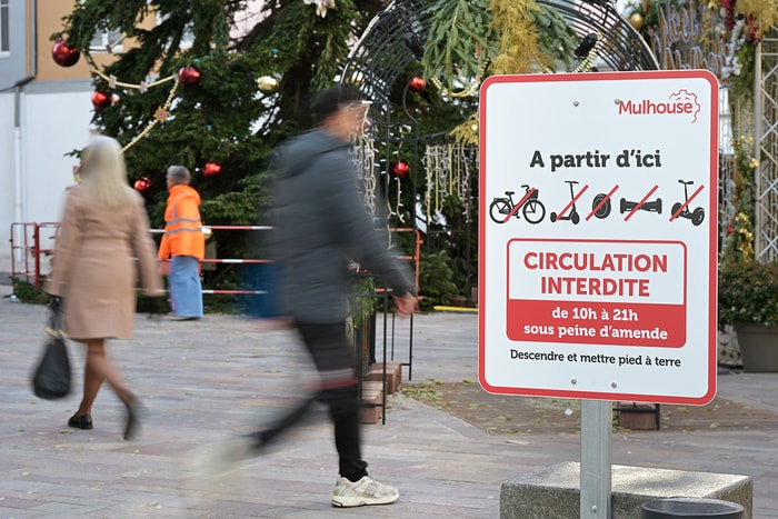 Des panneaux annonçant l'interdiction de circulation ont été posés aux différents points d'entrée de la zone concernée. 